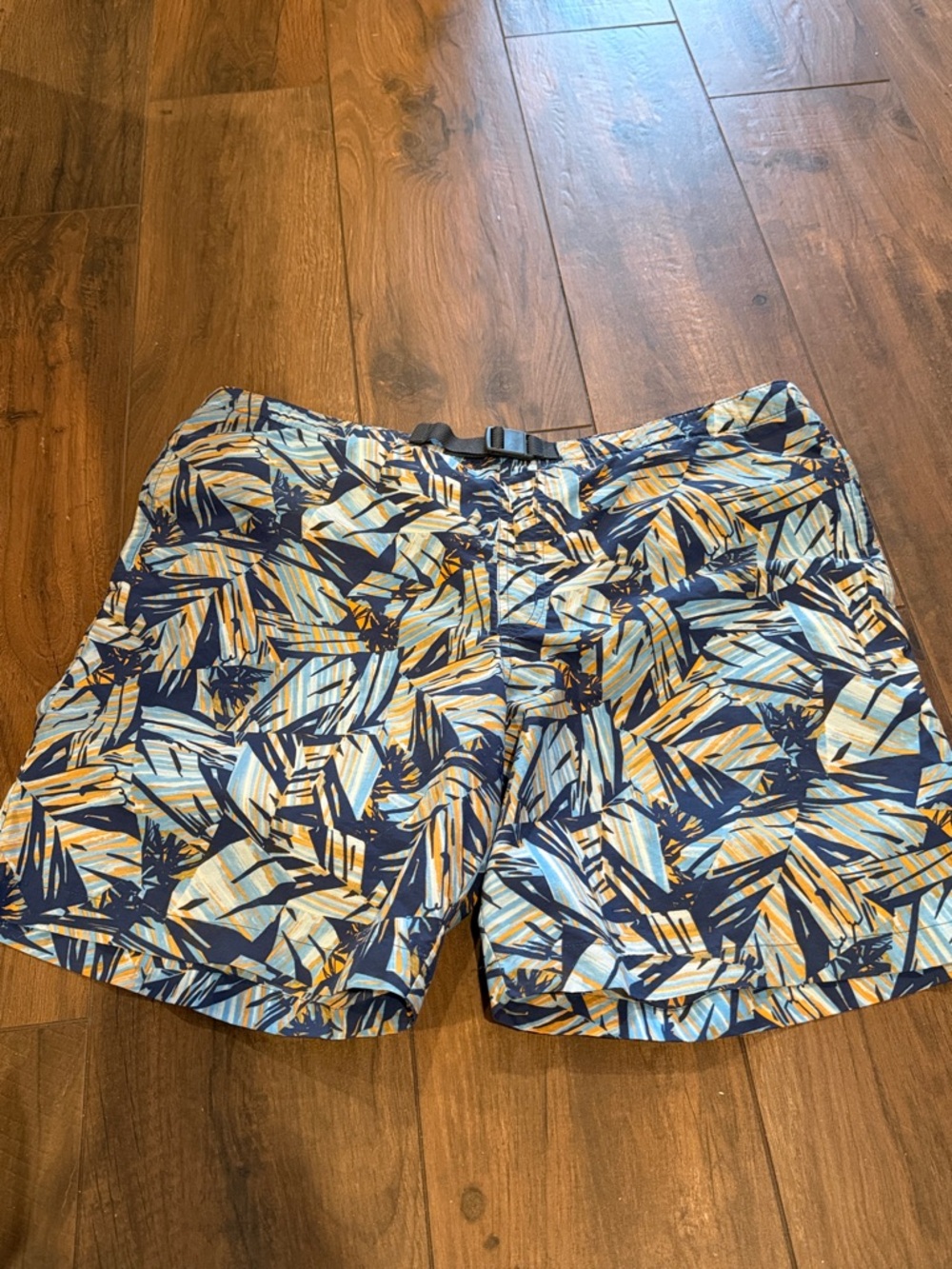EUC Columbia Omni Shade Men's Tropical Print Swim trunks - Size Large